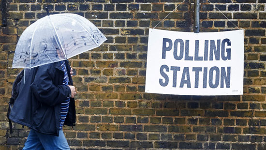 البريطانيون يتحدون الأمطار الغزيرة ويتوجهون للتصويت فى الاستفتاء (1)