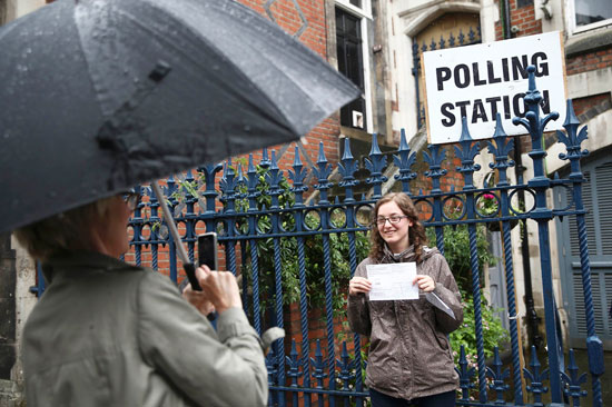 البريطانيون يتحدون الأمطار الغزيرة ويتوجهون للتصويت فى الاستفتاء (5)