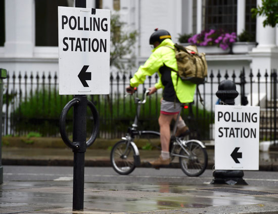البريطانيون يتحدون الأمطار الغزيرة ويتوجهون للتصويت فى الاستفتاء (7)