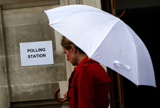 البريطانيون يتحدون الأمطار الغزيرة ويتوجهون للتصويت فى الاستفتاء (11)
