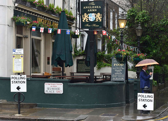البريطانيون يتحدون الأمطار الغزيرة ويتوجهون للتصويت فى الاستفتاء (13)
