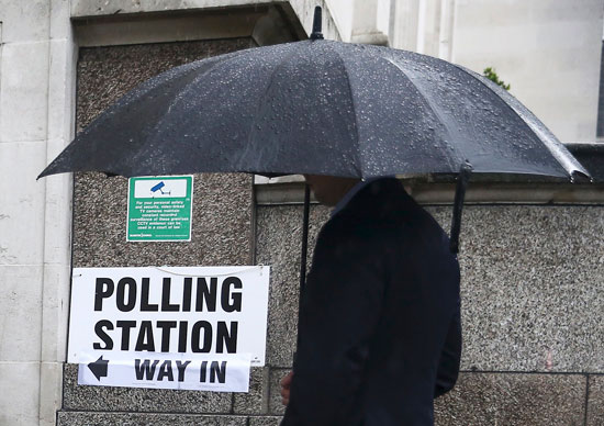 البريطانيون يتحدون الأمطار الغزيرة ويتوجهون للتصويت فى الاستفتاء (14)