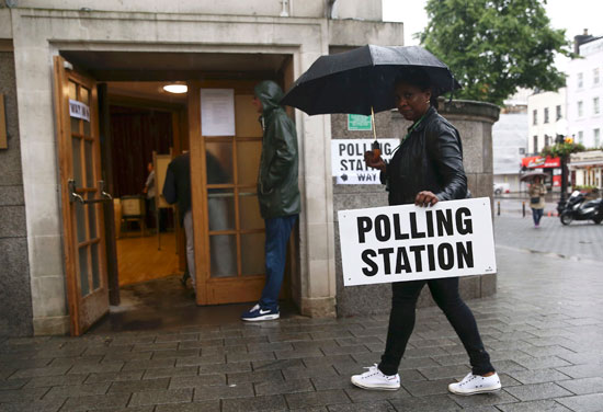 البريطانيون يتحدون الأمطار الغزيرة ويتوجهون للتصويت فى الاستفتاء (15)