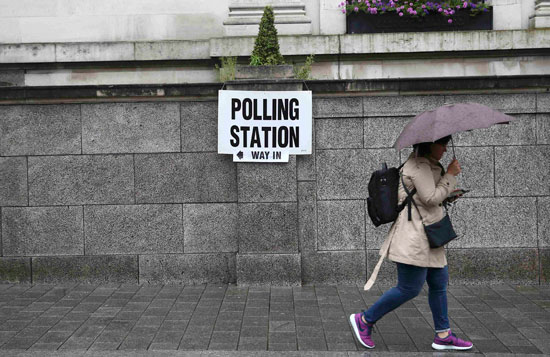 البريطانيون يتحدون الأمطار الغزيرة ويتوجهون للتصويت فى الاستفتاء (17)