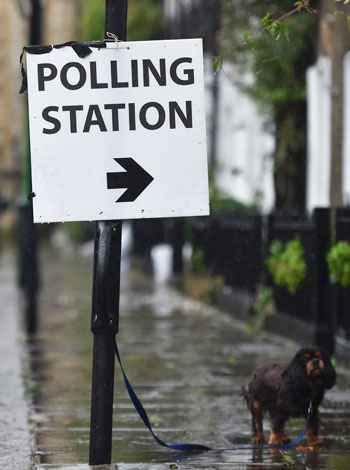 البريطانيون يتحدون الأمطار الغزيرة ويتوجهون للتصويت فى الاستفتاء (8)