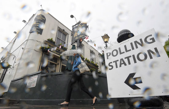 البريطانيون يتحدون الأمطار الغزيرة ويتوجهون للتصويت فى الاستفتاء (9)