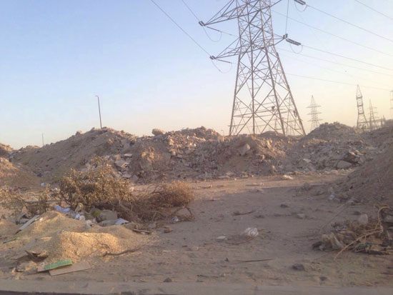 اسلاك-الضغط-العالى-وتلال-القمامة-تهدد-حياة-سكان-المشروع-المتميز-بمدينة-نصر-(3)