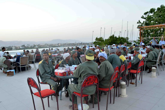 محافظة الأقصر تنظم حفل إفطار جماعى لعمال جهاز النظافة (1)