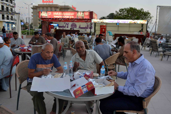 محافظة الأقصر تنظم حفل إفطار جماعى لعمال جهاز النظافة (2)