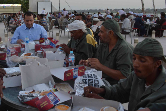 محافظة الأقصر تنظم حفل إفطار جماعى لعمال جهاز النظافة (3)