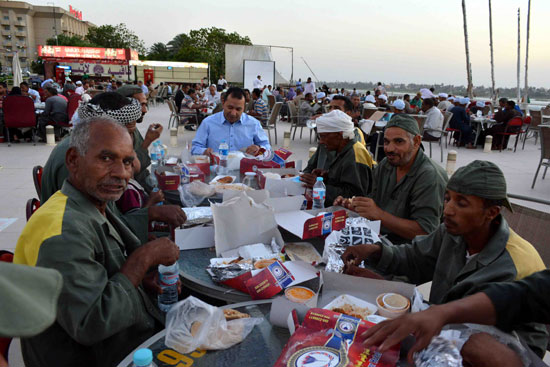 محافظة الأقصر تنظم حفل إفطار جماعى لعمال جهاز النظافة (4)