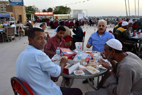 محافظة الأقصر تنظم حفل إفطار جماعى لعمال جهاز النظافة (5)