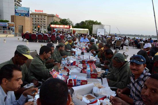 محافظة الأقصر تنظم حفل إفطار جماعى لعمال جهاز النظافة (6)