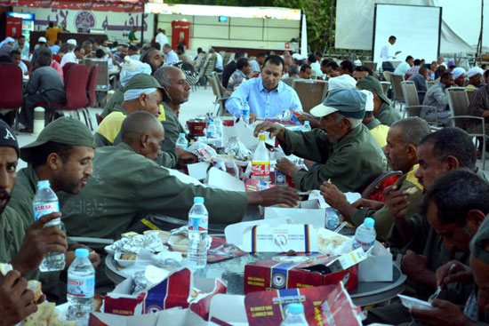 محافظة الأقصر تنظم حفل إفطار جماعى لعمال جهاز النظافة (7)