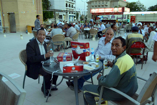 محافظة الأقصر تنظم حفل إفطار جماعى لعمال جهاز النظافة (8)