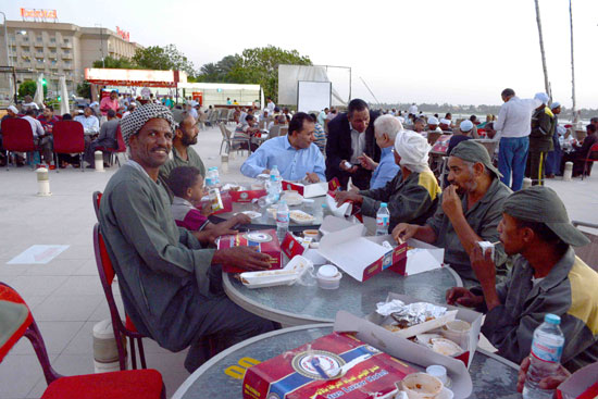 محافظة الأقصر تنظم حفل إفطار جماعى لعمال جهاز النظافة (9)