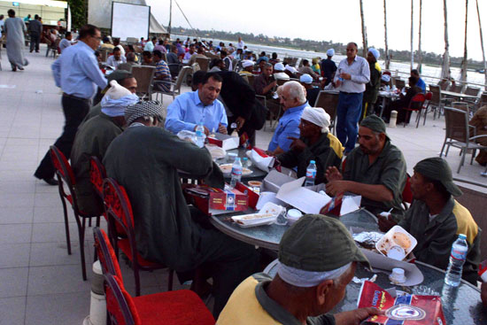 محافظة الأقصر تنظم حفل إفطار جماعى لعمال جهاز النظافة (10)