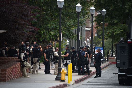 الشرطة تطوق جامعة كاليفونيا بعد مقتل شخصين فى حادث إطلاق نار (4)