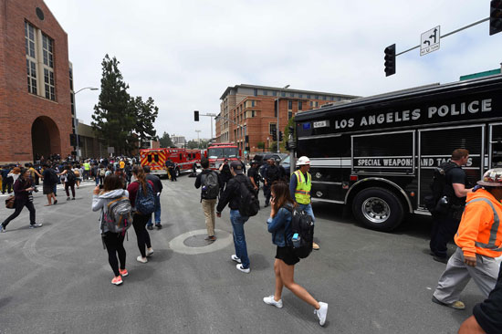 الشرطة تطوق جامعة كاليفونيا بعد مقتل شخصين فى حادث إطلاق نار (12)