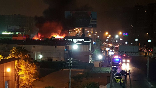 حريق-ضخم-فى-أحدى-الكافيات-بالقرب-من-مطارالقاهرة--(1)