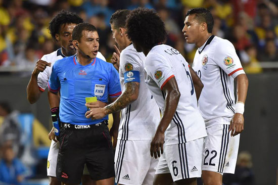 مباراة كولومبيا وتشيلي (8)