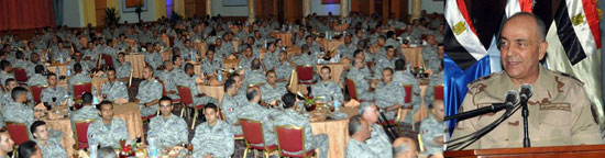رئيس-الأركان-يشارك-رجال-القوات-المسلحة-مظاهر-الاحتفال-بشهر-رمضان-المعظم-(1)