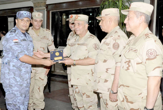 رئيس-الأركان-يشارك-رجال-القوات-المسلحة-مظاهر-الاحتفال-بشهر-رمضان-المعظم-(4)