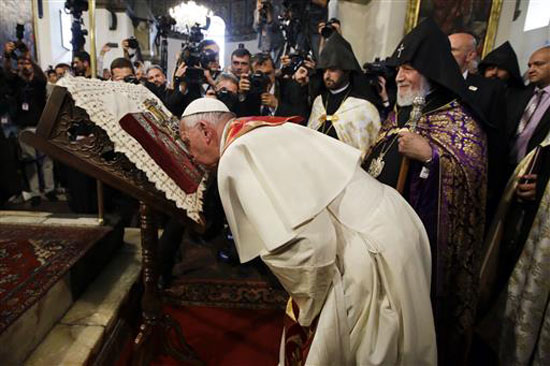 بابا الفاتيكان يصلى عند نصب لمذابح الأرمن بعدما وصفها بإبادة جماعية (1)
