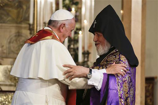 بابا الفاتيكان يصلى عند نصب لمذابح الأرمن بعدما وصفها بإبادة جماعية (2)