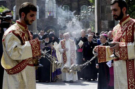 بابا الفاتيكان يصلى عند نصب لمذابح الأرمن بعدما وصفها بإبادة جماعية (3)