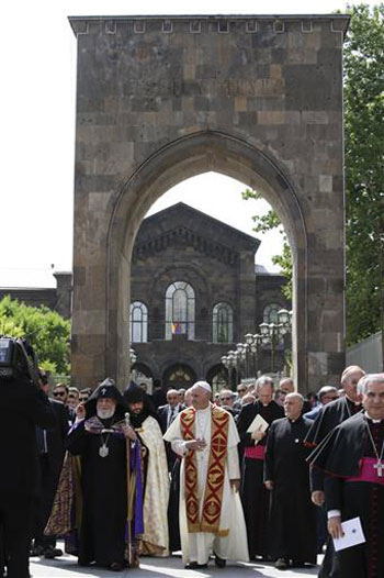 بابا الفاتيكان يصلى عند نصب لمذابح الأرمن بعدما وصفها بإبادة جماعية (4)