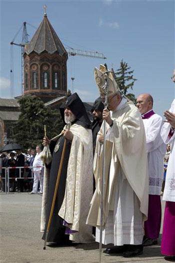 بابا الفاتيكان يصلى عند نصب لمذابح الأرمن بعدما وصفها بإبادة جماعية (5)