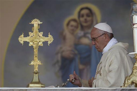 بابا الفاتيكان يصلى عند نصب لمذابح الأرمن بعدما وصفها بإبادة جماعية (8)