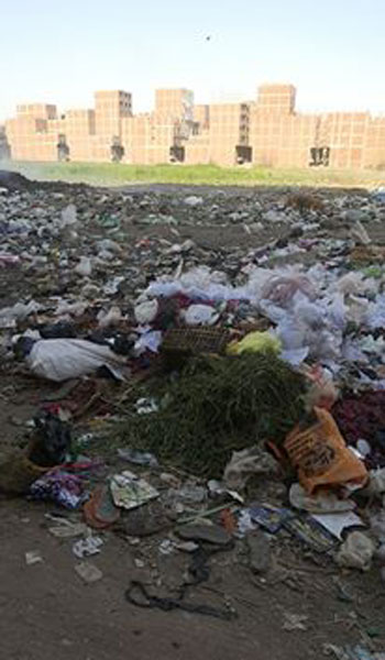  القمامة تملأ شارع الشعرواى فى شبرا الخيمة  (3)
