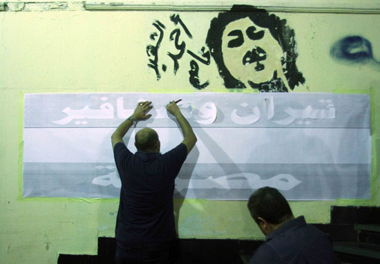 خالد-على-يشارك-برسم-جرافيتى-تيران-وصنافير-على-جدران-نقابة-الصحفيين-بحضور-قلاش--(2)
