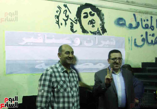 خالد-على-يشارك-برسم-جرافيتى-تيران-وصنافير-على-جدران-نقابة-الصحفيين-بحضور-قلاش--(3)