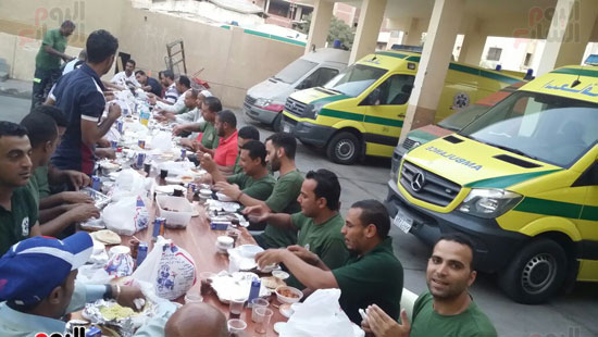  العاملين بمرفق إسعاف البحر الأحمر خلال الافطار الجماعى (1)