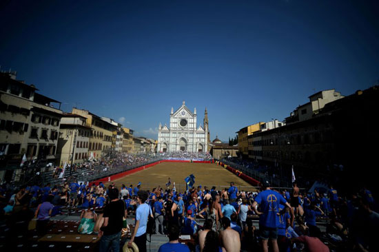 إيطاليا تنظم مباراة كرة قدم وحشية من القرن الـ 16 (10)