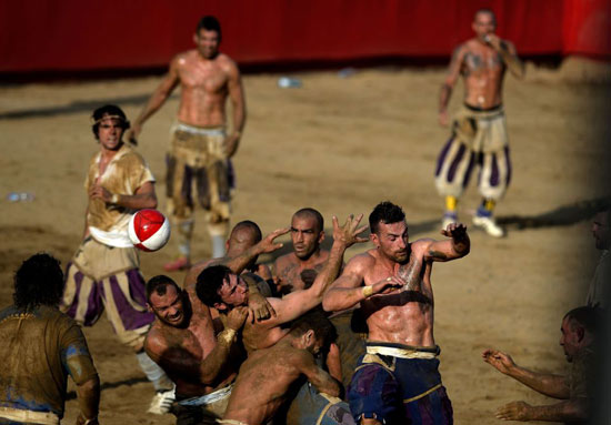إيطاليا تنظم مباراة كرة قدم وحشية من القرن الـ 16 (2)