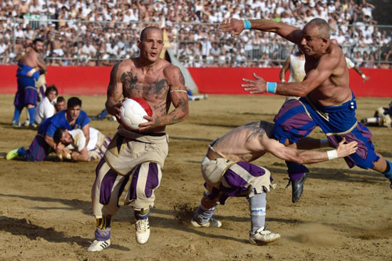 إيطاليا تنظم مباراة كرة قدم وحشية من القرن الـ 16 (4)