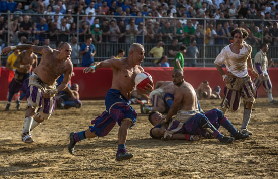 إيطاليا تنظم مباراة كرة قدم وحشية من القرن الـ 16 (5)