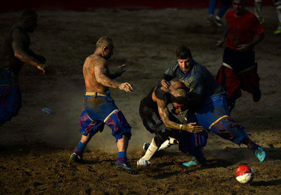 إيطاليا تنظم مباراة كرة قدم وحشية من القرن الـ 16 (9)