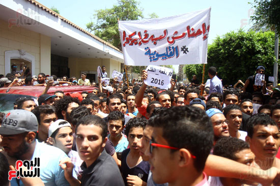 طلاب الثانوية العامة يتظاهرةن أمام التعليم (4)