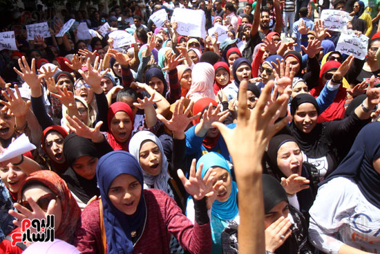 طلاب الثانوية العامة يتظاهرةن أمام التعليم (6)