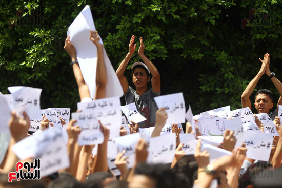 طلاب الثانوية العامة يتظاهرةن أمام التعليم (14)