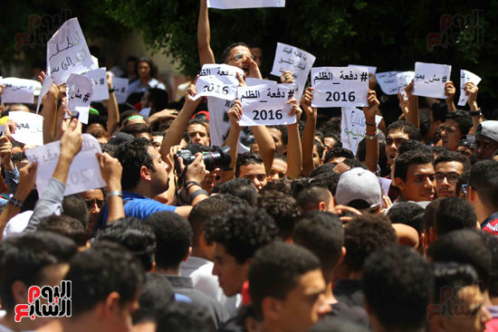 طلاب الثانوية العامة يتظاهرةن أمام التعليم (19)