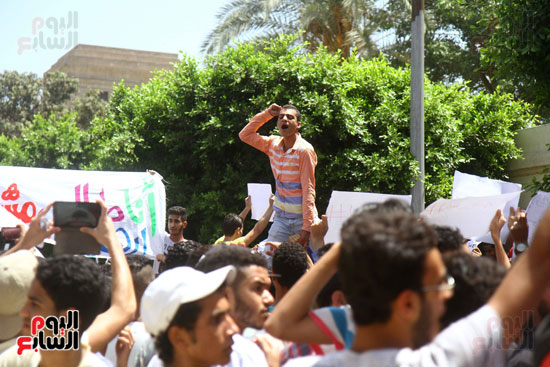 طلاب الثانوية العامة يتظاهرةن أمام التعليم (20)