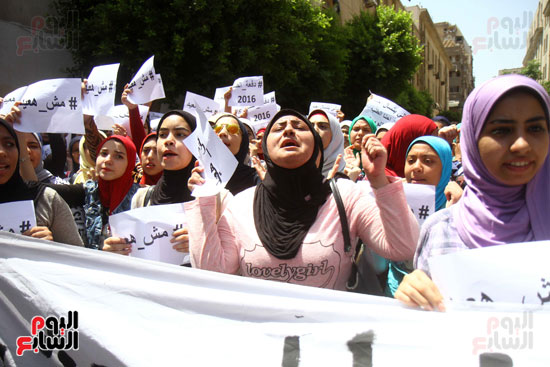 طلاب الثانوية العامة يتظاهرةن أمام التعليم (21)