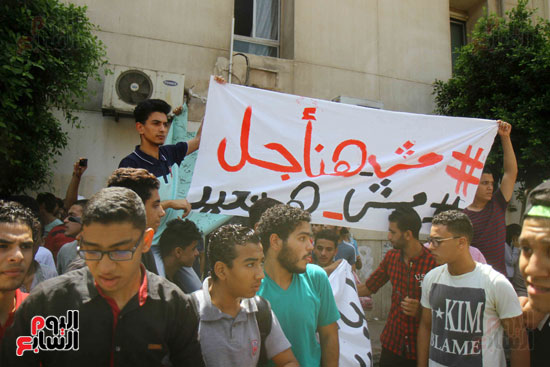 طلاب الثانوية العامة يتظاهرةن أمام التعليم (8)