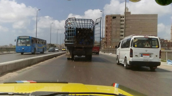 اسطوانات البوتاجاز معرضة للسقوط من الشاحنة خلال سيرها على الكوبرى